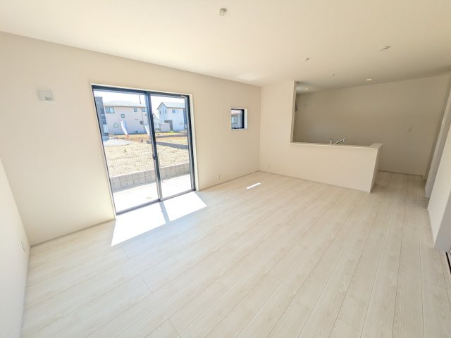 かすみがうら市下稲吉2期　新築戸建て　8号棟の居間・リビング|南向きで明るく陽当たりの良いリビングです♪