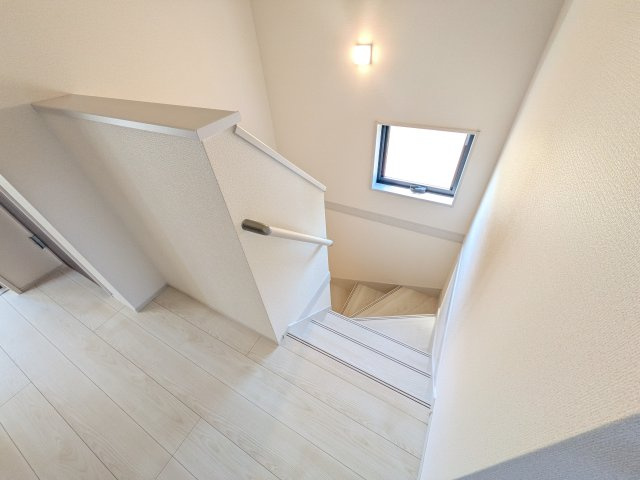 かすみがうら市下稲吉2期　新築戸建て　8号棟の内装|窓付きで明るい階段は、手すり付きでお子様からご年配の方まで安心して上り下りができます♪
