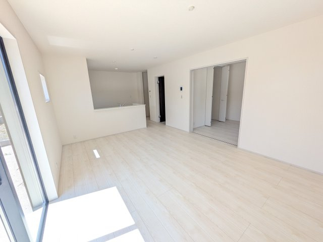 かすみがうら市下稲吉2期　新築戸建て　8号棟の居間・リビング|南向きで陽当たり良好の広々としたリビングです♪
