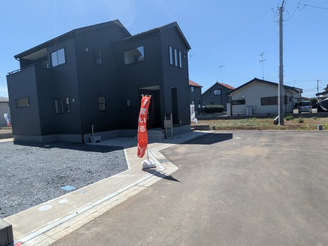 かすみがうら市下稲吉2期　新築戸建て　8号棟の前面道路含む現地写真