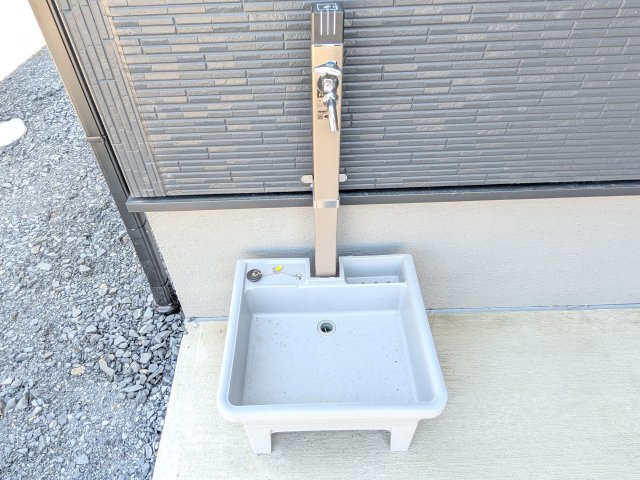 かすみがうら市下稲吉2期　新築戸建て　8号棟のその他|立水栓付きです！ 
お車の洗車やガーデニング、家庭菜園などの際に重宝します♪