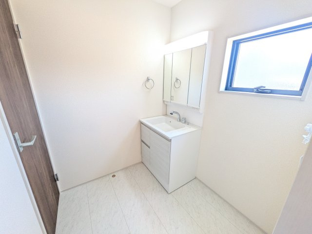 かすみがうら市下稲吉2期　新築戸建て　8号棟の独立洗面台|三面鏡の洗面化粧台はミラー扉の内側がすべて収納スペースになっており、収納力も魅力的です♪
ボックスティッシュも収納可能で、可変トレイは収納物に応じて高さ調整ができます！
取り外して洗えるので清潔です♪