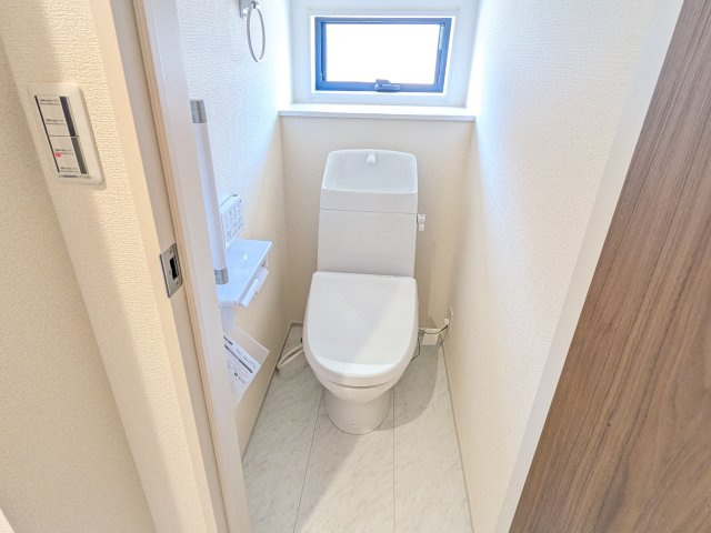 かすみがうら市下稲吉2期　新築戸建て　8号棟のトイレ|窓付きで明るく白を基調とした清潔感のあるトイレは温水洗浄便座付きです♪

