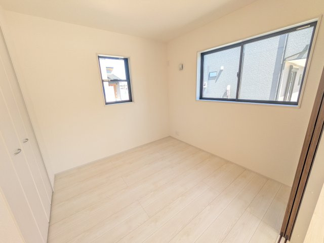 かすみがうら市下稲吉2期　新築戸建て　8号棟の洋室|リビングと繋がる多目的スペース。引き戸を開ければ広々LDK、閉じれば客間や書斎、お子様の遊び場に早変わりします。