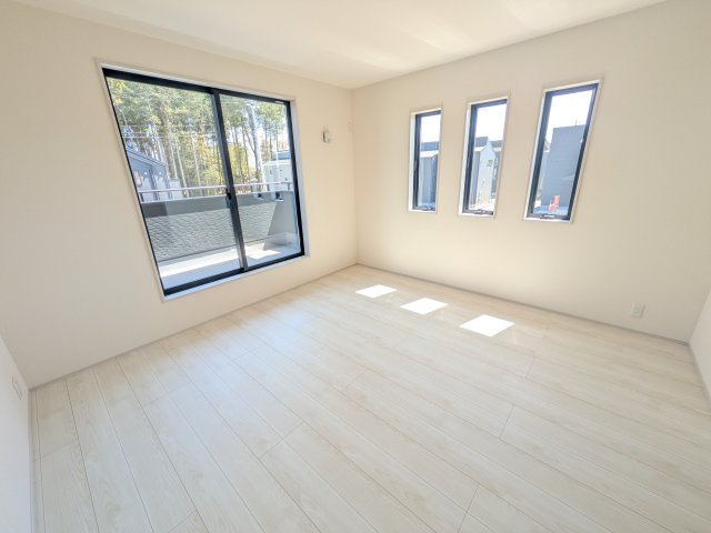 かすみがうら市下稲吉2期　新築戸建て　8号棟の洋室|たっぷりの陽光と心地よい風が入る２面採光。
毎朝、爽やかな目覚めをサポートする、快適なベッドルームです。