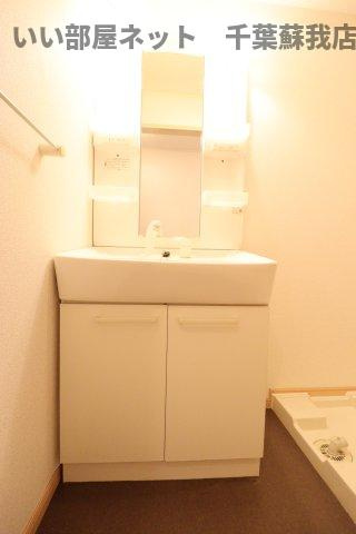 サニーブリーゼの独立洗面台|独立洗面台、小物を置くことができて便利です