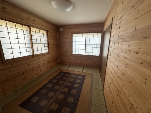 【北杜市高根町村山東割】敷地内で家庭菜園が楽しめる平家の和室