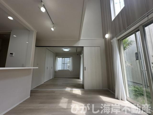 藤沢市鵠沼海岸5丁目　中古戸建の居間・リビング|新規リフォーム完了！　12帖　吹抜付LDK