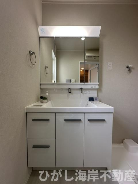 藤沢市鵠沼海岸5丁目　中古戸建の独立洗面台|新規リフォーム完了！　三面鏡化粧台