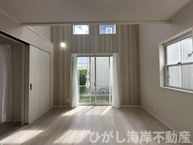 藤沢市鵠沼海岸5丁目　中古戸建の居間・リビング|新規リフォーム完了！　12帖　吹抜付LDK