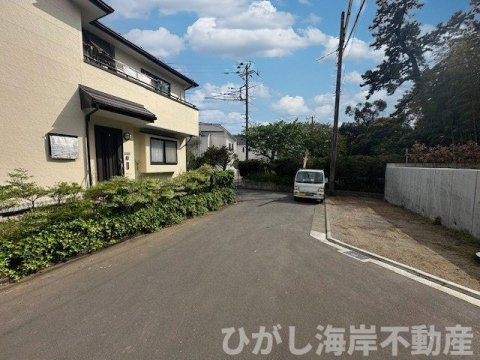 藤沢市鵠沼桜が岡１丁目　新築戸建の前面道路含む現地写真|4月17日撮影　建築中　現地外観