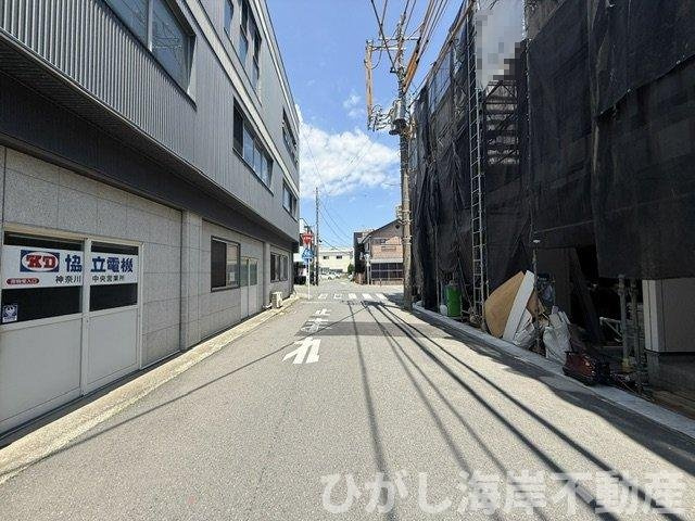 平塚市夕陽ヶ丘　新築戸建　全２棟の前面道路含む現地写真|5月11日撮影　建築中　現地外観
