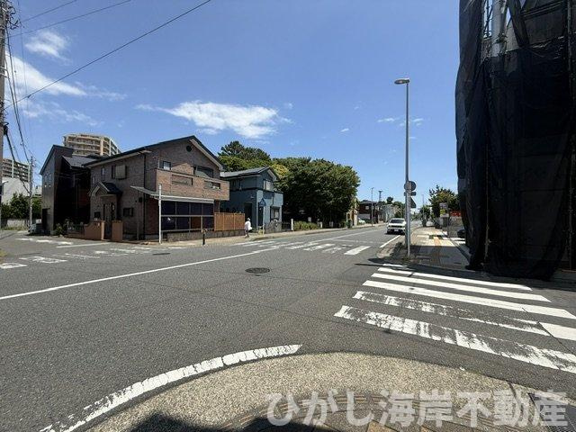 平塚市夕陽ヶ丘　新築戸建　全２棟の前面道路含む現地写真|5月11日撮影　建築中　現地外観
