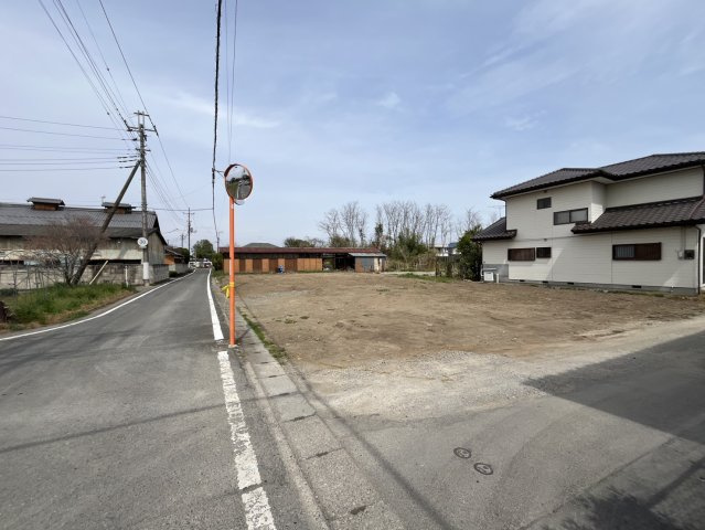 【前面道路含む現地写真】 | 【南大類町第1期　現地外観】
※令和8年4月時点