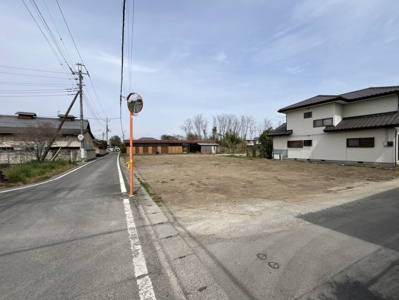 【前面道路含む現地写真】 | 【南大類町第1期　現地外観】
※令和8年4月時点