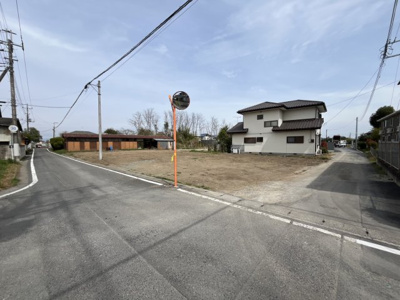 【前面道路含む現地写真】 | 【南大類町第1期　現地外観】
※令和8年4月時点