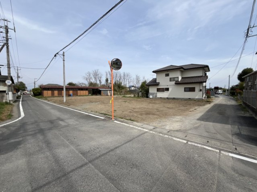 【前面道路含む現地写真】 | 【南大類町第1期　現地外観】
※令和8年4月時点