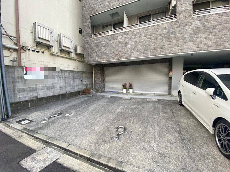 ハクユウ元町の駐車場