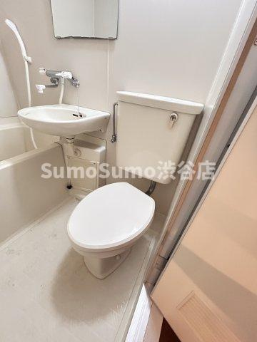 瑞鶯ハイツのトイレ|ゆったりとした空間のトイレです