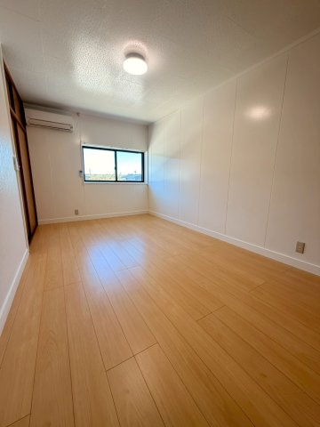 柏崎市松波３丁目のアパートの洋室