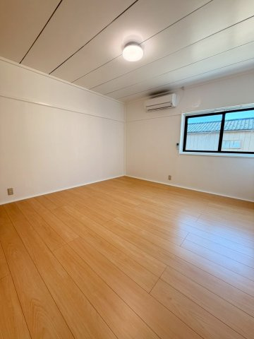 柏崎市松波３丁目のアパートの居間・リビング