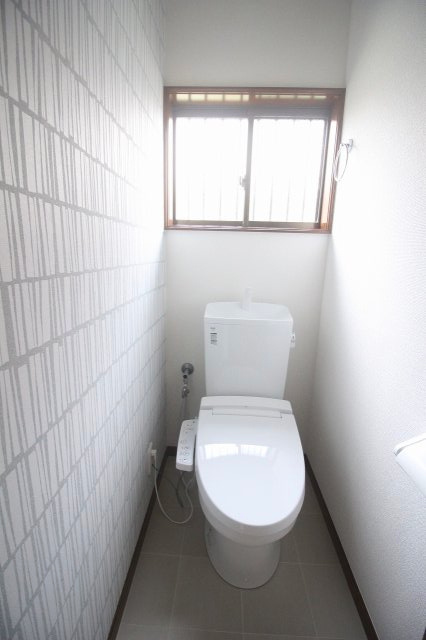 小山市間々田2期のトイレ|窓付きで明るく換気もしやすいトイレ。温水洗浄便座付きで、毎日気持ちよくお使いいただけます。