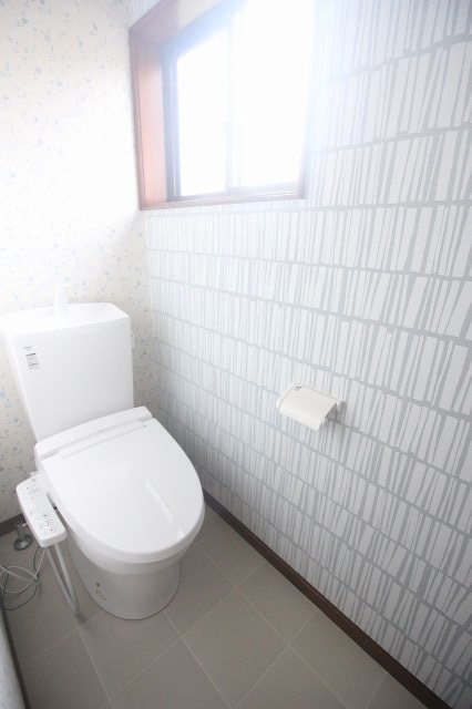 小山市間々田2期のトイレ|2階にもトイレを設置。朝の身支度や就寝時も階段の上り下りが少なく、快適に暮らせます。