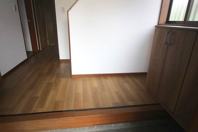 小山市間々田2期の玄関|明るく開放感のある玄関ホール。ご家族やお客様を気持ちよく迎えられる空間に仕上がっています。