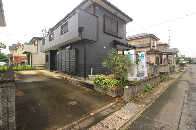 小山市間々田2期の駐車場|駐車スペースを確保しており、お車の出し入れもスムーズ。来客時にも使いやすく、毎日のカーライフを快適にサポートします。