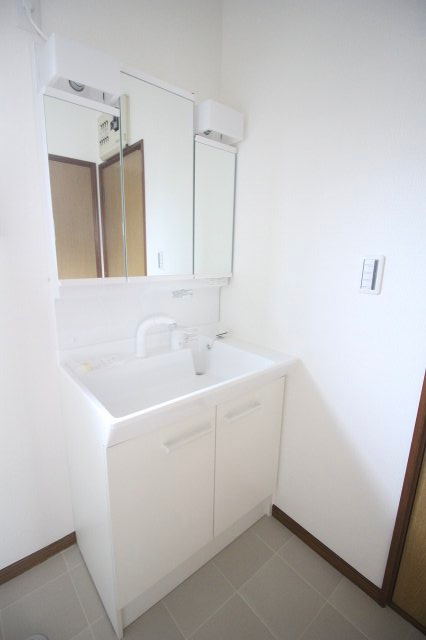 小山市間々田2期の独立洗面台|収納付きの三面鏡洗面化粧台を採用。洗面用品をすっきり収納でき、毎日の身支度もスムーズです。