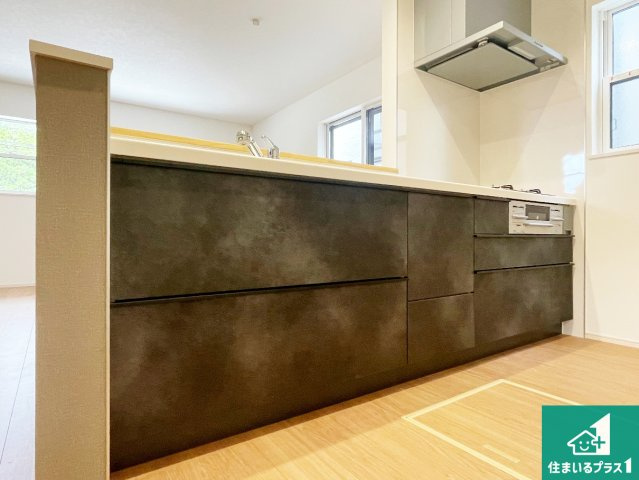 神戸市北区君影町　第7期　新築一戸建てのキッチン|リビングと統一感があり、使い勝手のいいキッチン。広々としているので、二人並んで作業が出来ちゃいます。お子様と一緒に色々なお料理に挑戦できるスペースがあります。
