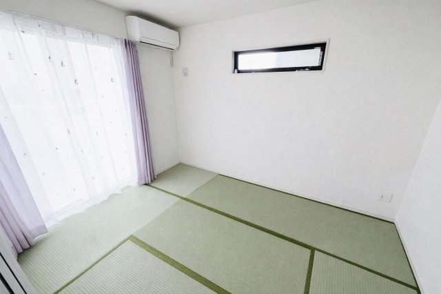 八街市　令和6年築戸建　太陽光発電システム付の和室|リビング隣には、子供が寝転ぶことが出来たり客室となる和室も　※画像を一部加工しています