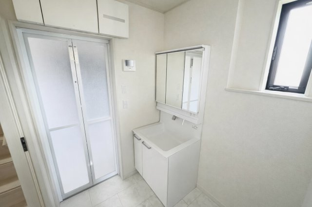 八街市　令和6年築戸建　太陽光発電システム付の独立洗面台|窓から日が差し込む明るい洗面所　※画像を一部加工しています