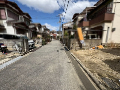 【前面道路含む現地写真】 | 石津町３丁　新築一戸建 | ゆとりのある洗面室ですよ♪朝の身支度もスムーズにできますね！