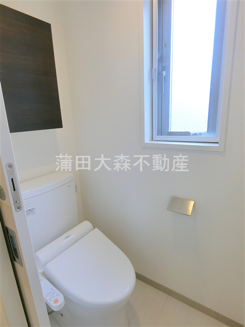 Court Station(コート・スタシオンのトイレ|窓と棚収納.温水暖房便座付のトイレ