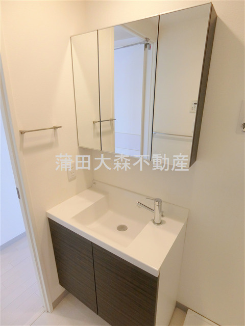 Court Station(コート・スタシオンの洗面所|3面鏡の独立洗面台　