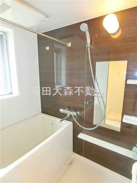 Court Station(コート・スタシオンの浴室|窓と追焚+浴室乾燥機付きのお風呂