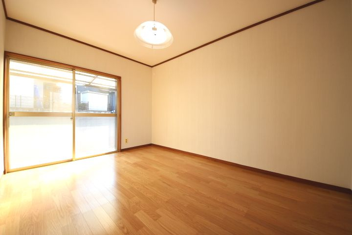 ゆったりした洋室です