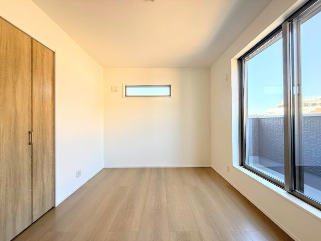 南区六ッ川4丁目　新築戸建て　第3の洋室|◆柔らかい陽光が差し込む明るいお部屋を演出する設計。彩光の取れる窓が気持ちの良いお部屋を創り上げます。
