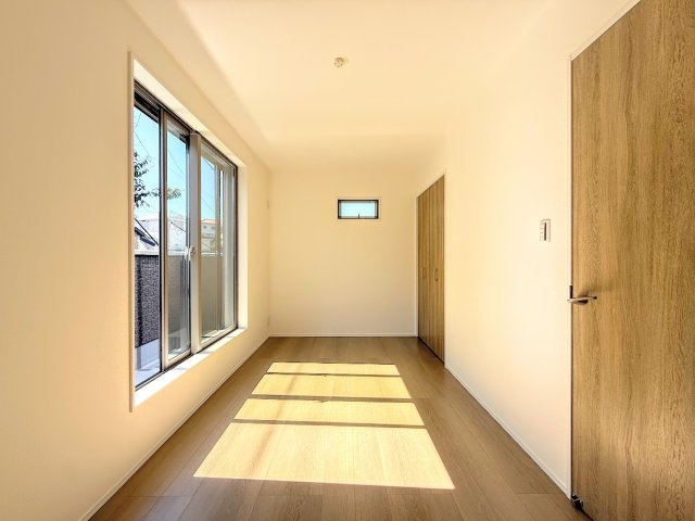 南区六ッ川4丁目　新築戸建て　第3の洋室|◆気持ちの良い風が室内へ入り込む居室。家具を配置しても広々ご利用いただけます！！
