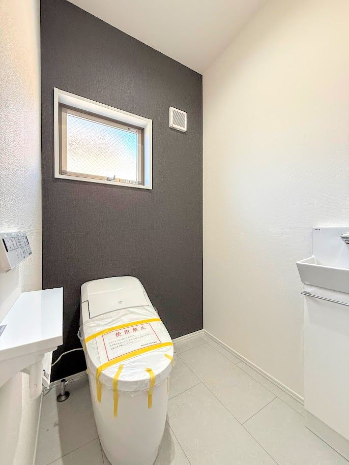 南区六ッ川4丁目　新築戸建て　第3のトイレ|◆清潔感のある白を基調とした落ち着ける空間。小窓をもうけていますので、こもりやすい空気の入れ替えも簡単に行えますね！
