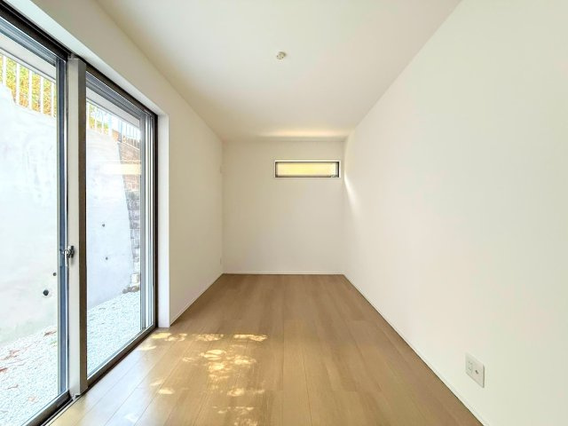 南区六ッ川4丁目　新築戸建て　第3の洋室|◆二面採光で、陽差しを長時間受ける事が出来る暖かい室内です。もちろん複層ガラスなので、遮音性にも優れ、結露も発生しにくい構造。サッシ周りのカビが発生しにくくなります。

