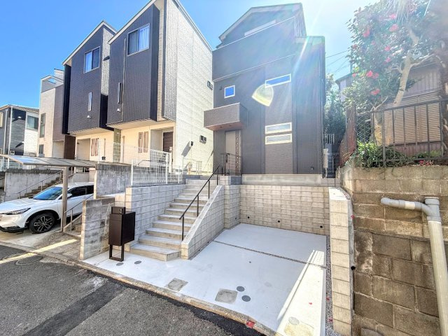 南区六ッ川4丁目　新築戸建て　第3の外観|◆一戸建てを中心とした街並みが整然と続き、周辺は高い建物が建っていないので、緑の多い閑静な趣を感じる環境です。街並みや周辺環境も重要なポイントです！！

