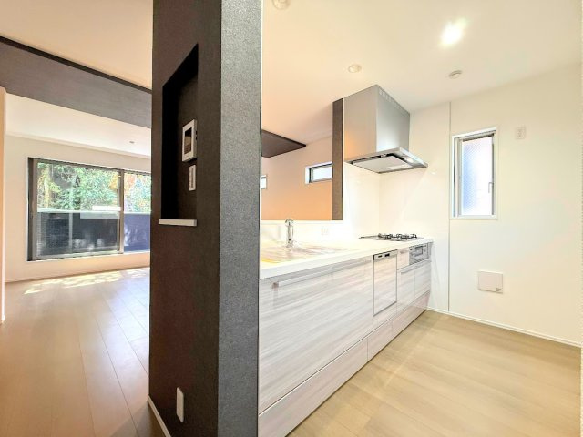 南区六ッ川4丁目　新築戸建て　第3のキッチン|◆キッチンからダイニングやリビングが見渡せるキッチン。料理をしながら家族とコミュニケーションをとれるだけでなく、大きな開放感も得られることができます。
