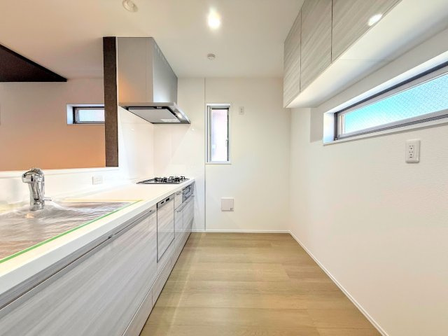 南区六ッ川4丁目　新築戸建て　第3のキッチン|◆デザイン性と機能性を兼ね備えたキッチンです。リビングスペースとの一体感が生まれ、広々空間を演出してくれます。
