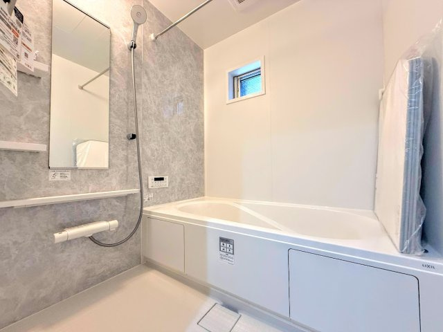 南区六ッ川4丁目　新築戸建て　第3の浴室|◆お子様と一緒にバスタイムを楽しめる広々空間。浴室乾燥機付で心地よいバスタイムを実現します。
