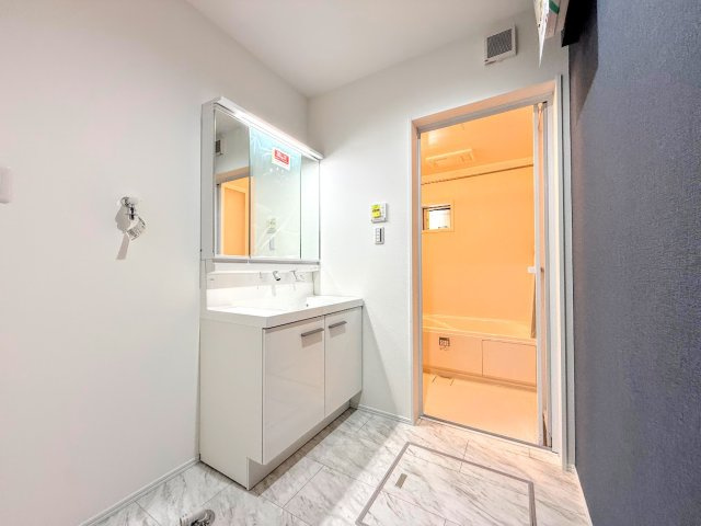 南区六ッ川4丁目　新築戸建て　第3の独立洗面台|◆毎日使う場所だから、機能的で使いやすさに配慮したパウダールーム。すっきりと使えるように収納も豊富にご用意しています。
