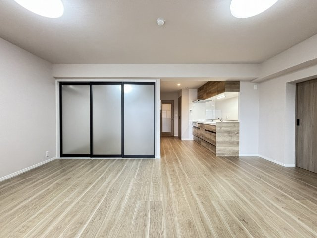 【居間・リビング】 | メヌエット前原駅前 | LDKの広さは18帖と広々！6帖洋室とつなげてさらに広く使うこともできます