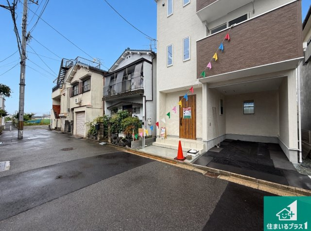 ◆八尾市福万寺町　第4期　新築一戸建ての前面道路含む現地写真|周辺は閑静な住宅街！前面道路広々で車の出し入れも便利です。駐車が苦手な方でも安心して車庫入れできます！