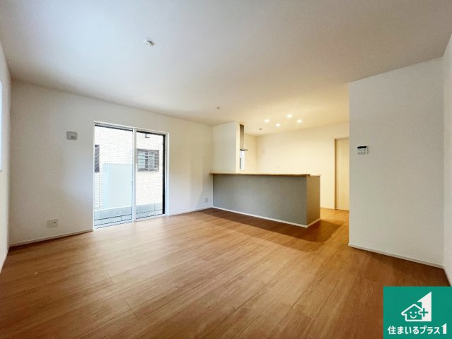 ■神戸市北区君影町　第7期　新築一戸建ての居間・リビング|シンプルなリビングは、観葉植物等のインテリアを楽しめますね！パパ好みにも、ママ好みにも家具次第で雰囲気を変えることができます！